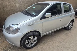 Toyota Vitz 2000 Silver