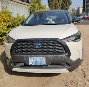 Photo - Toyota Corolla Cross 2023 White