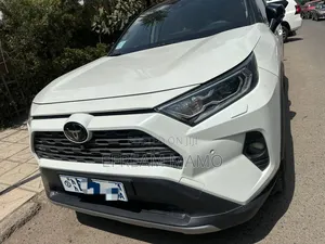 Photo - Toyota RAV4 2020 White