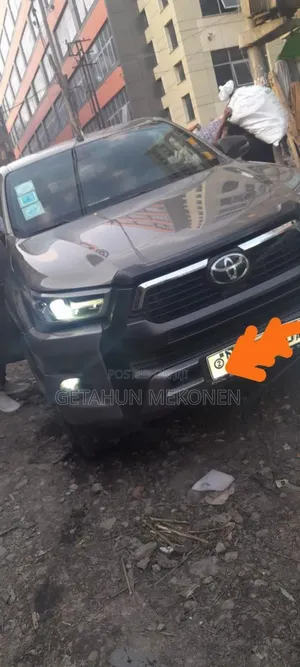 Photo - Toyota Hilux 2021 Gray