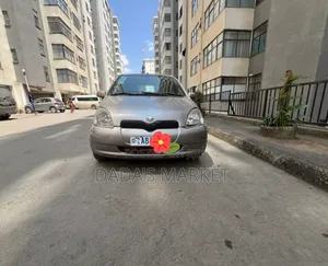 Photo - Toyota Vitz 2001 Gray