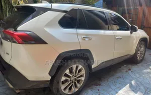 Toyota RAV4 2021 White