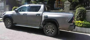 Photo - Toyota Hilux 2019 Gray