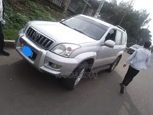 Photo - Toyota Land Cruiser Prado 3.0 D-4D 5dr 2006 Silver