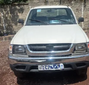 Toyota Hilux 2004 White