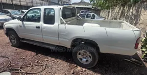 Toyota Hilux 2004 White