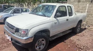 Toyota Hilux 2004 White