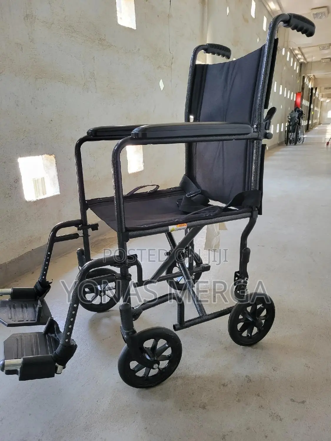 Small Wheel Wheelchair甑戶pushed With Minimal Effort by a Caregiver.