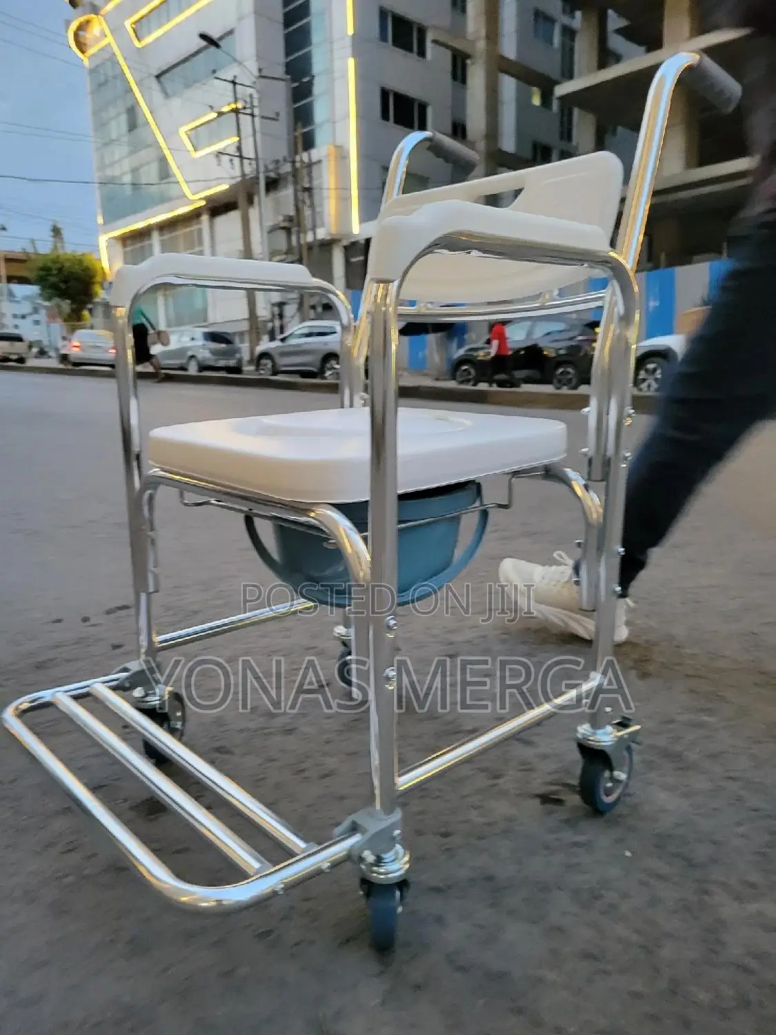 Commode Chair哼蕊opening for Toileting会会removable Snap on Seat
No Rust