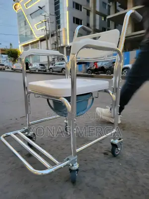 Photo - Commode Chair哼蕊opening for Toileting会会removable Snap on Seat
No Rust