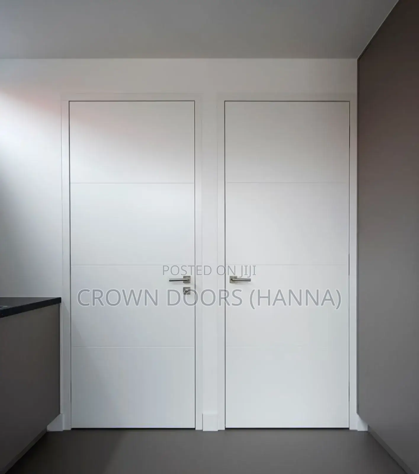 ክራውን ከእንጨት ፋይበር ፣ ከተፈጥሮ ድንጋይ እና ሲንቴቲክ ኮምፖዚት የተሠሩ በሮች