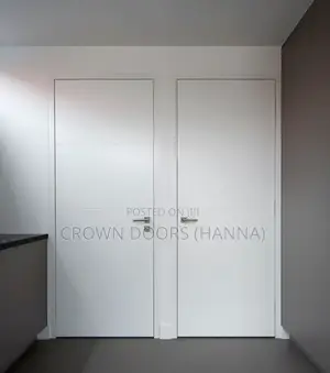 ክራውን ከእንጨት ፋይበር ፣ ከተፈጥሮ ድንጋይ እና ሲንቴቲክ ኮምፖዚት የተሠሩ በሮች