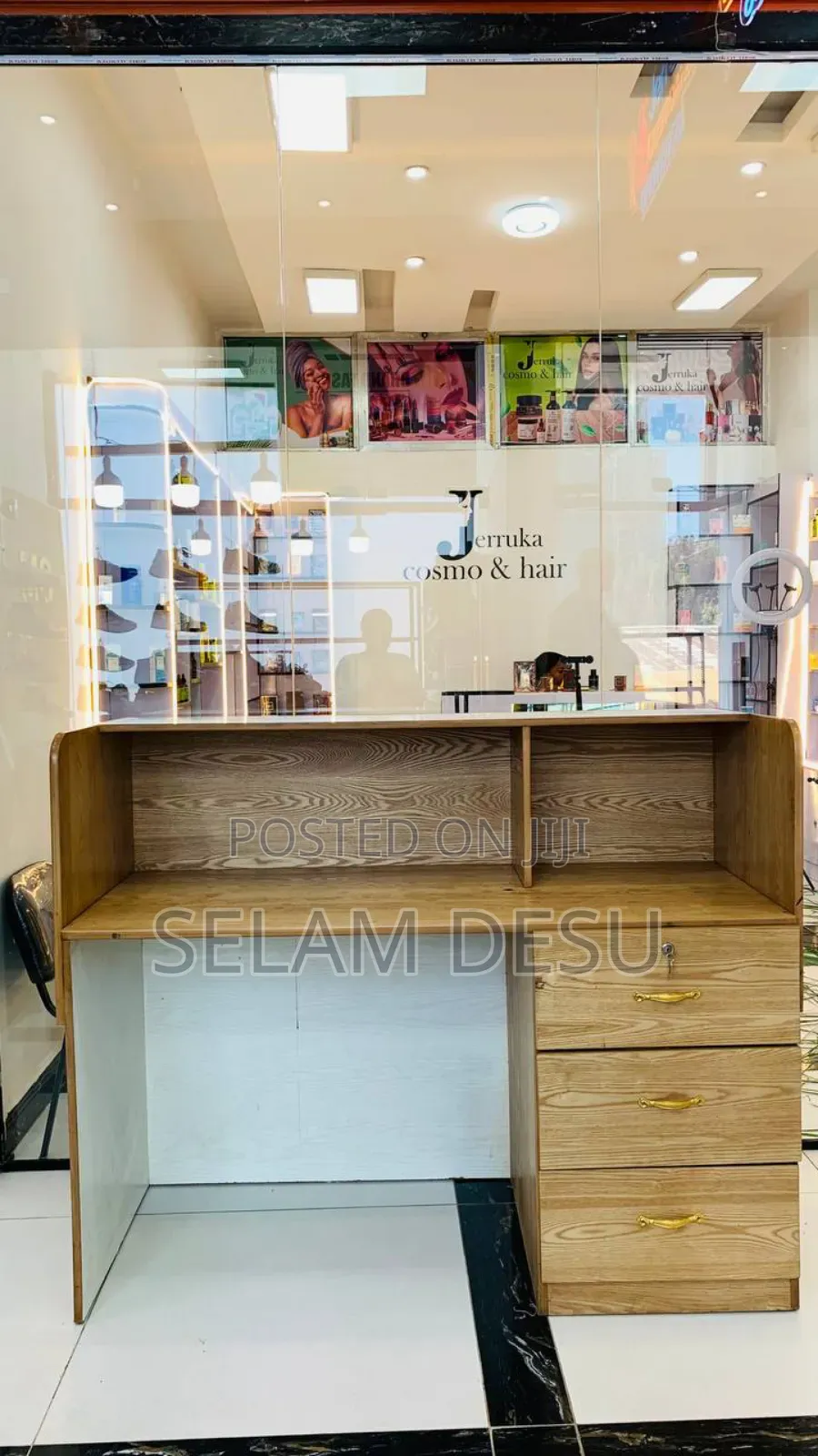 ውበቱን እና ጥራቱን የጠበቀ ፍሮንት ዴስክ ለ 6 ወር ብቻ ያገለገለ በላምኒት የተሰራ ኳሊቲ እቃ ከፈለጉት