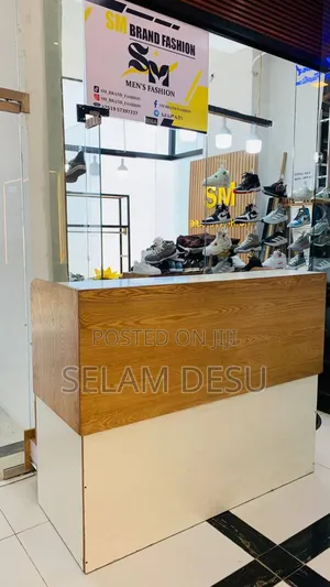 ውበቱን እና ጥራቱን የጠበቀ ፍሮንት ዴስክ ለ 6 ወር ብቻ ያገለገለ በላምኒት የተሰራ ኳሊቲ እቃ ከፈለጉት