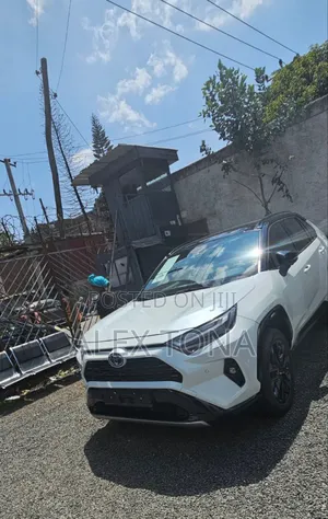 Photo - New Toyota RAV4 Hybrid 2023 White