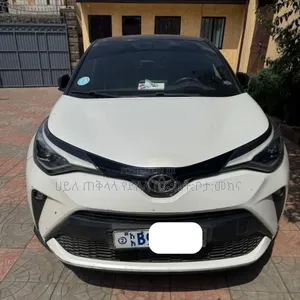 Toyota C-HR LE 2021 White