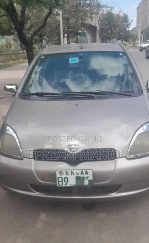 Photo - Toyota Vitz 2001