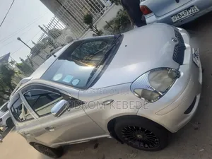 Photo - Toyota Vitz 2002 Silver