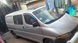 Photo - Toyota HiAce 2004 Silver