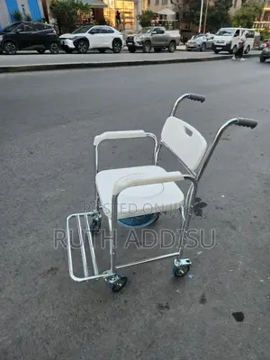 Photo - Commode Four Wheel Wheelchair White Washable Wheelchair之外wheelchair