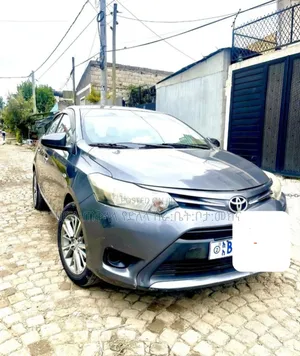 Photo - Toyota Yaris 2016 Maroon