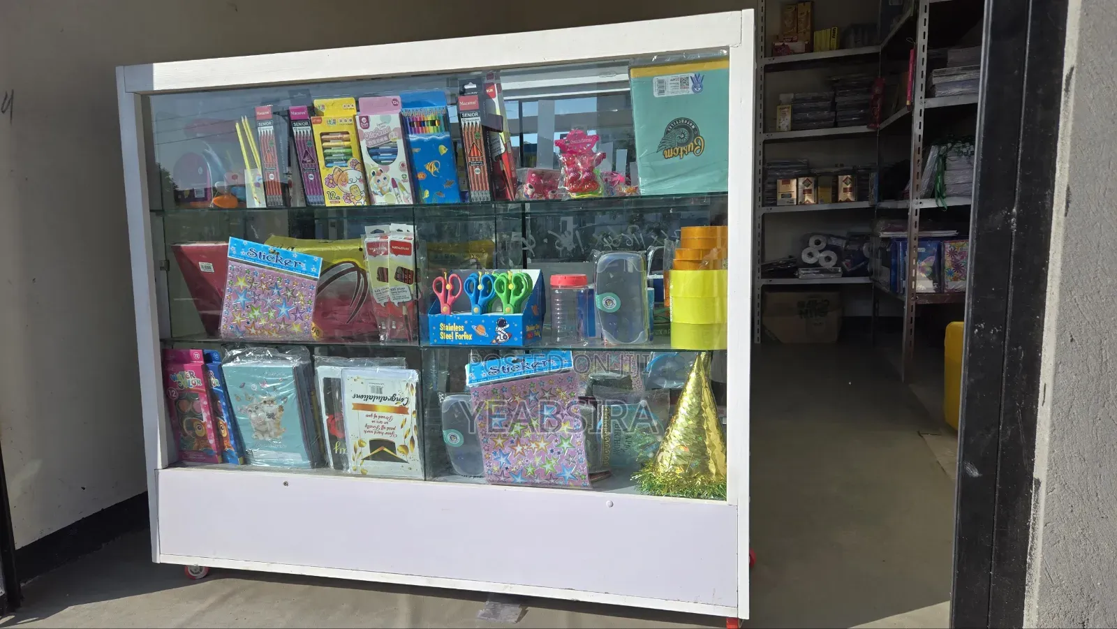 Glass Display / የመስታወት መደርደሪያ