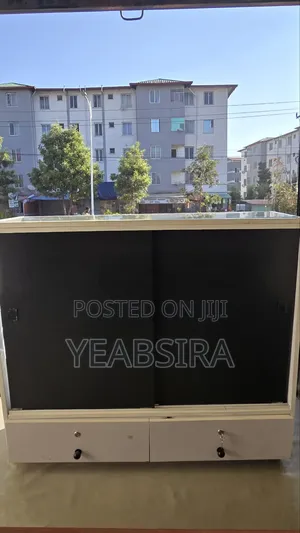 Glass Display / የመስታወት መደርደሪያ