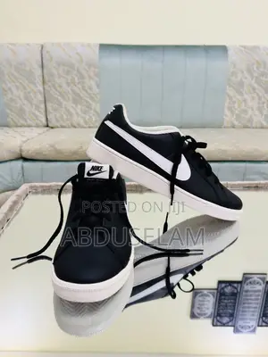 Photo - Nike Court Royale