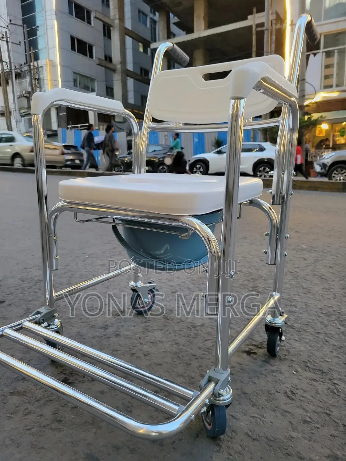 Toilet Chair膀臨elderly, Disabled,Or Those Recovering From an Injury