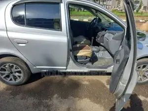 Photo - Toyota Vitz 2004 Silver