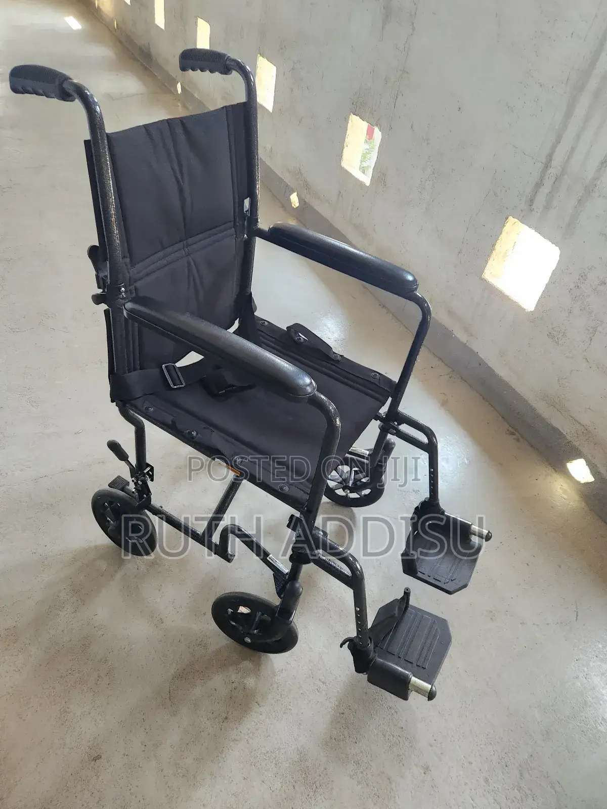 Brand New Belted With Calf Support Wheelchair庫房wheelchair煞氣wheelchair