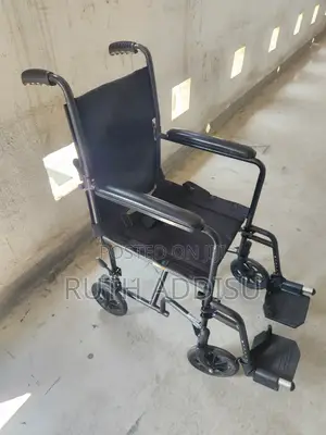 Photo - Four Mini Wheels Wheelchair Belted Medical Wheelchair延伸wheelchair