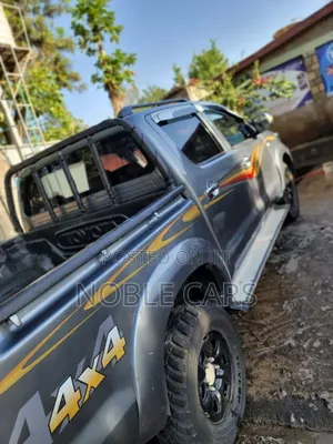 Photo - Toyota Hilux 2012 Gray