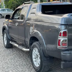Toyota Hilux 2013 Gray