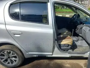 Toyota Vitz 2004 Silver