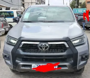 Photo - Toyota Hilux 2021 Silver