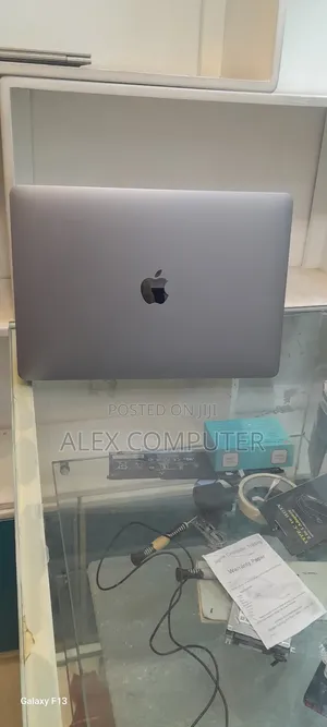 New Laptop Apple MacBook Pro 2020 8GB Intel Core I5 SSD 256GB