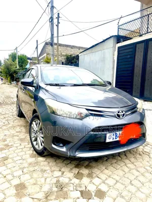 Photo - Toyota Yaris 2016 Gray