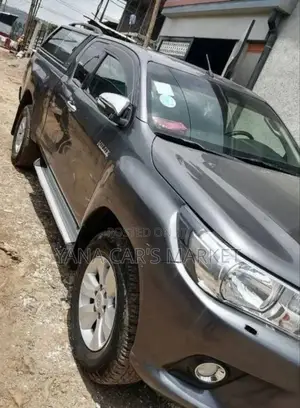 Toyota Hilux 2017 Gray