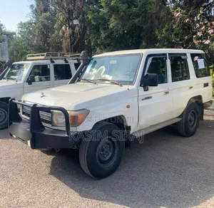 Photo - Toyota Land Cruiser 4.5 V8 GX-R 2013 White