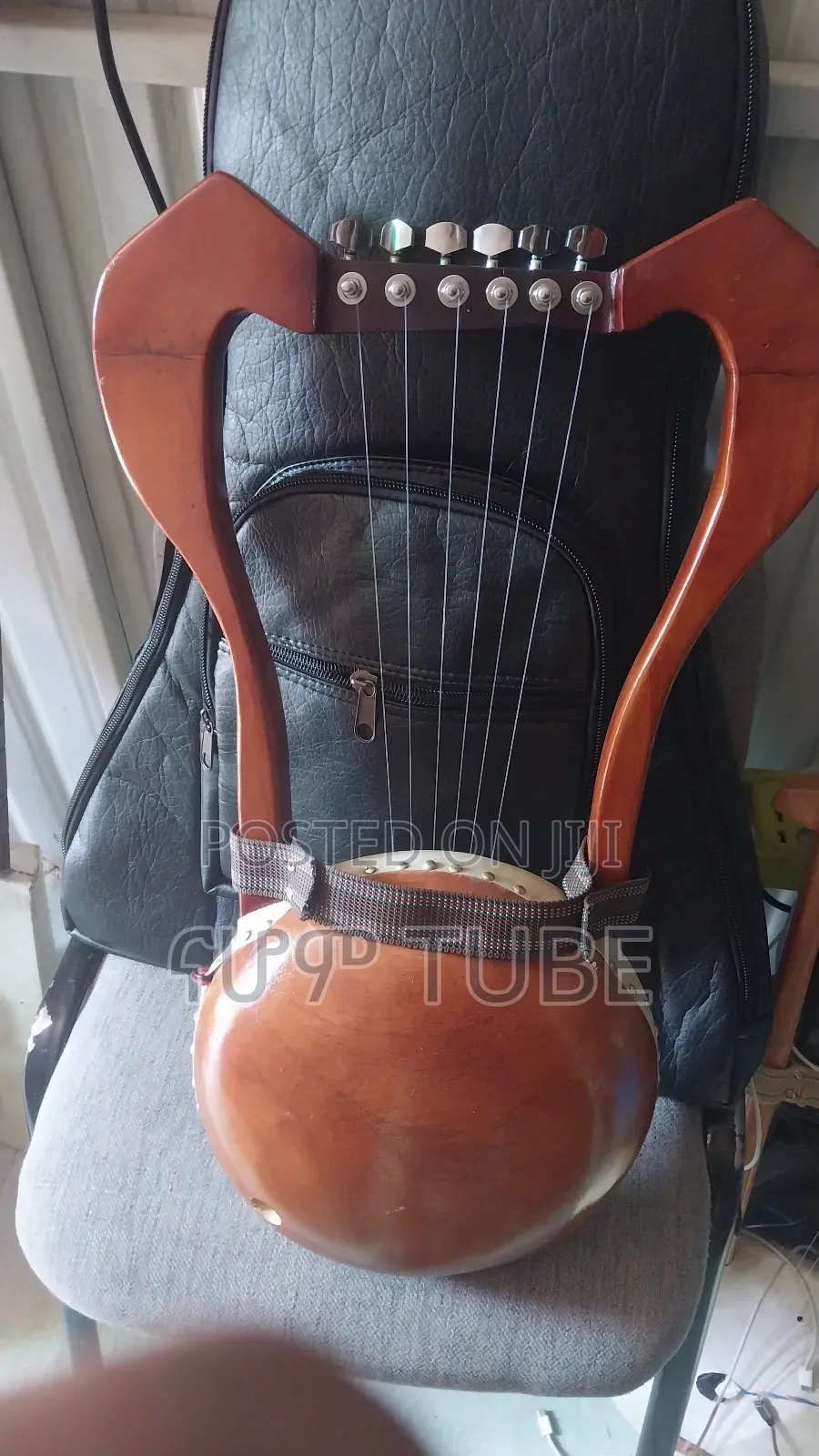 Electrical ክራሮች እና በገናዎች