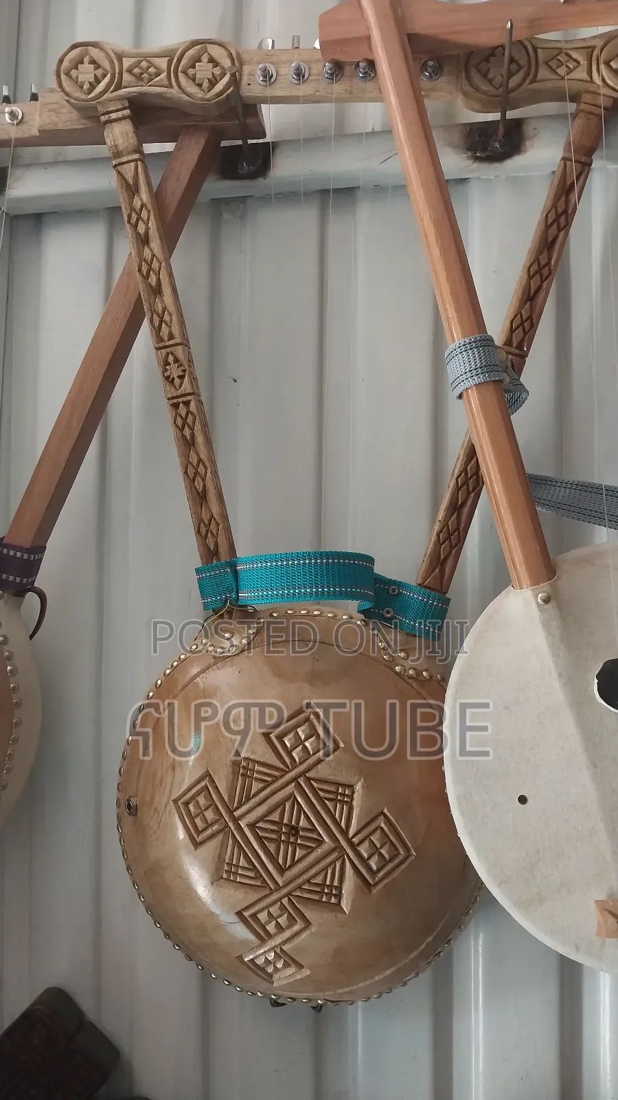 Electrical ክራሮች እና በገናዎች