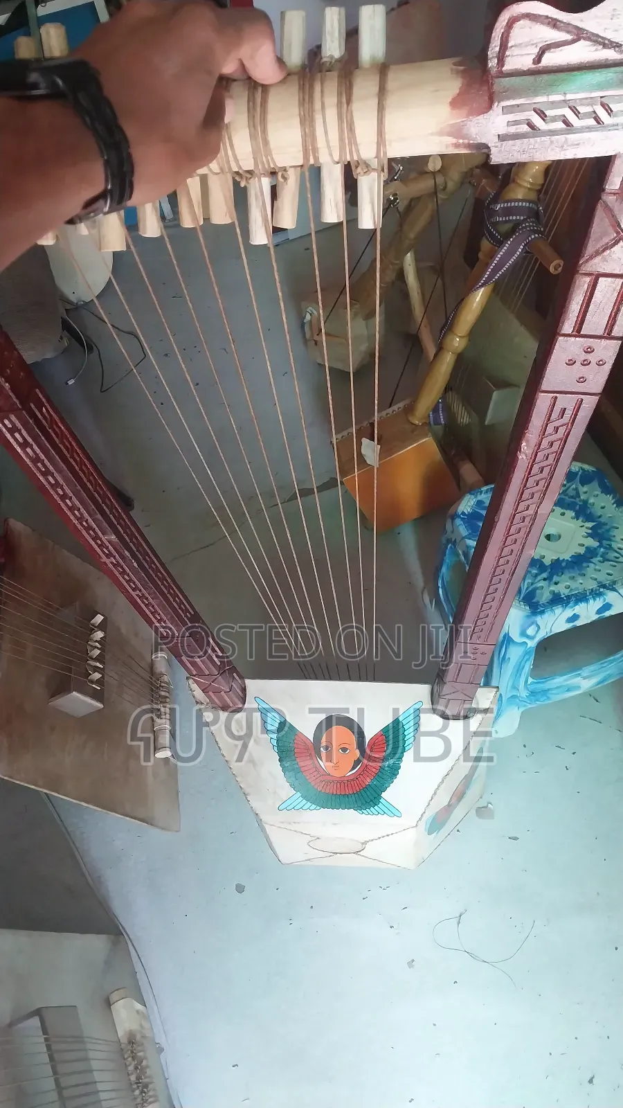 Electrical ክራሮች እና በገናዎች