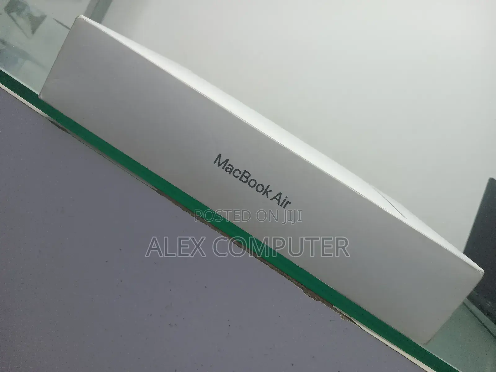 New Laptop Apple MacBook Air 2025 M4 13-Inch 16GB Apple M4 SSD 256GB