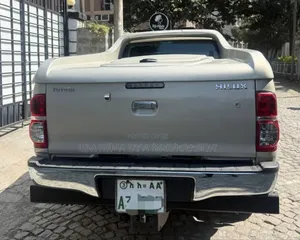 Toyota Hilux 2012 Gold