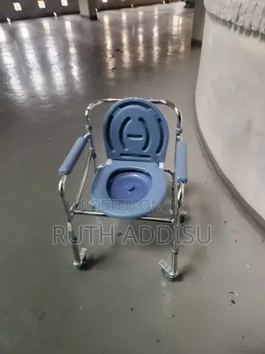 Photo - Commode Four Wheels Wheelchair者或toilet Wheelchair丸及shower Commode New