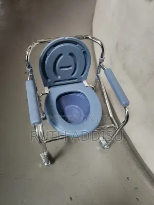 Photo - Toilet Wheelchair者或removable Popo Commode Wheelchair鳵我wheelchair New