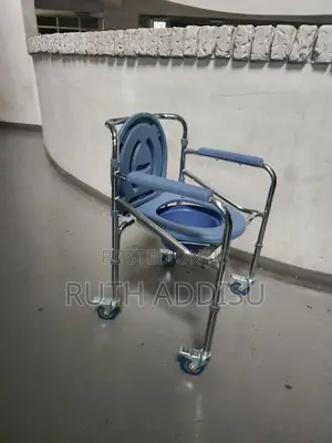 Photo - Commode Wheelchair嗑我toilet Wheelchair奔跑commode Wheelchair俠士with Popo