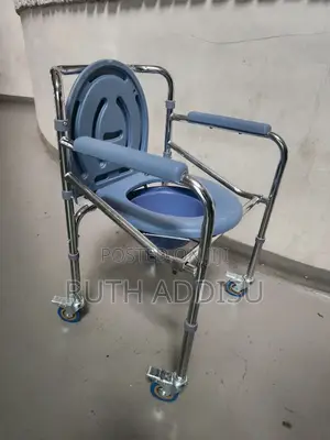 Photo - Commode Four Wheels Wheelchair癲馬toilet Wheelchair奢華medical Commode