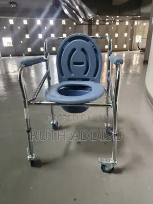 Photo - Toilet Four Wheels Wheelchair蝨我commode Wheelchair老公wheelchair Popo